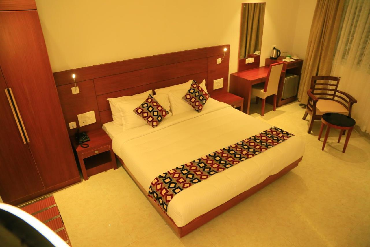 Hotel Victoria International Kattappana Екстериор снимка